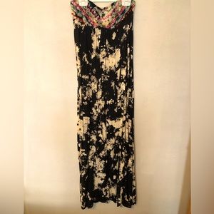 Black and cream Maxi dress with a pop of colour! Size S. Very flowy.